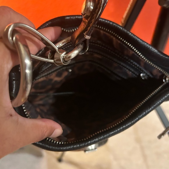 P008 b. makowsky Pebbled Buckle Pockets Black Leather Cross Body Bag - Picture 4 of 5